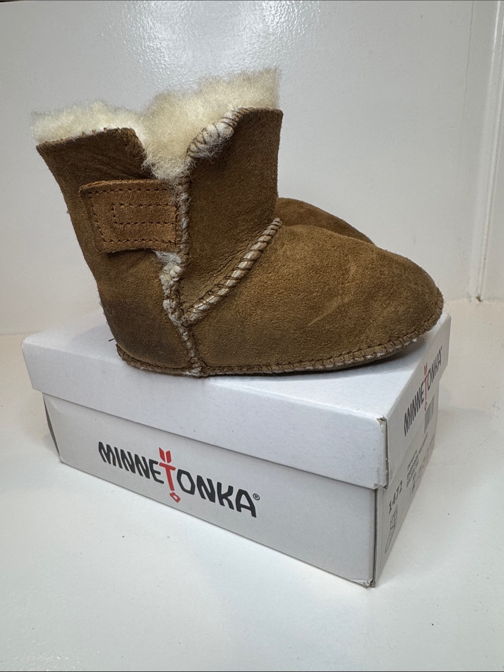 Minnetonka Infant’s size 6 Sheepskin Pug Bootie Golden Tan #1472 - Picture 2 of 10